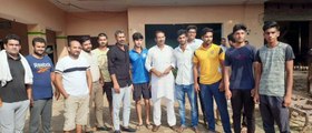 अंतरराष्ट्रीय अंपायर अनिल चौधरी से मिलने उनके गांव डांगरोल पहुंचे तेज गेंदबाज प्रवीण कुमार