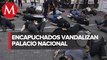 Con pintas y vidrios rotos en Palacio Nacional, exigen justicia por feminicidios