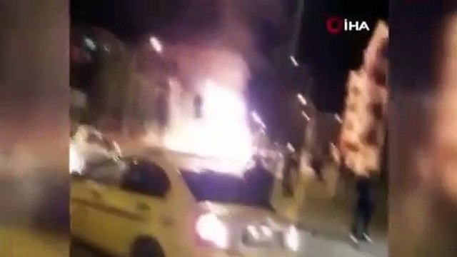 Saman yüklü kamyonda çıkan yangın geceyi aydınlattı
