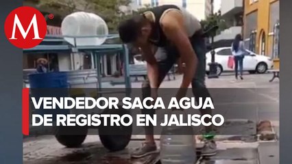 Hombre saca agua de un registro para presuntamente hacer aguas frescas