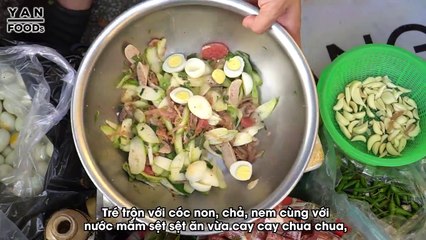 Hot boy bán tré trộn nổi tiếng tại Nhà Thờ Đức Bà