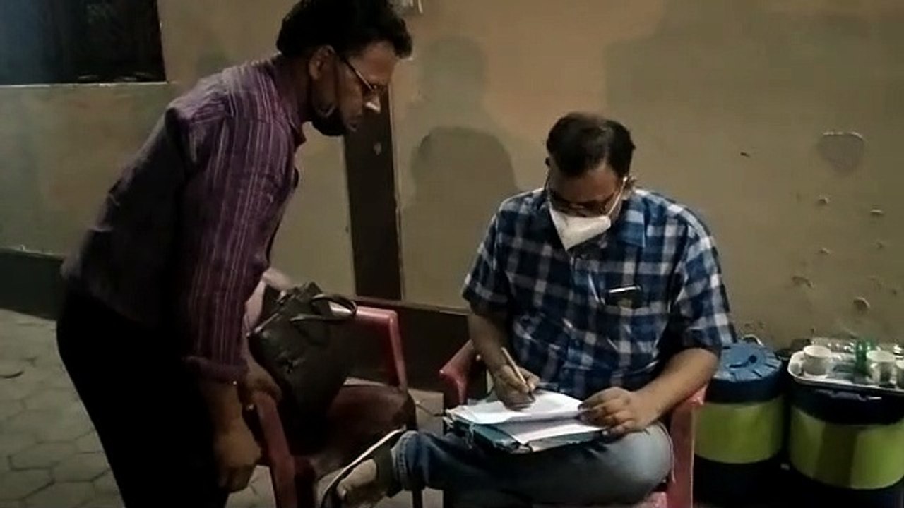लॉकडाऊन के दौरान मिठाईयां तैयार कर बेची जा रही थी, प्रशानिनक अमले ने मारा छापा