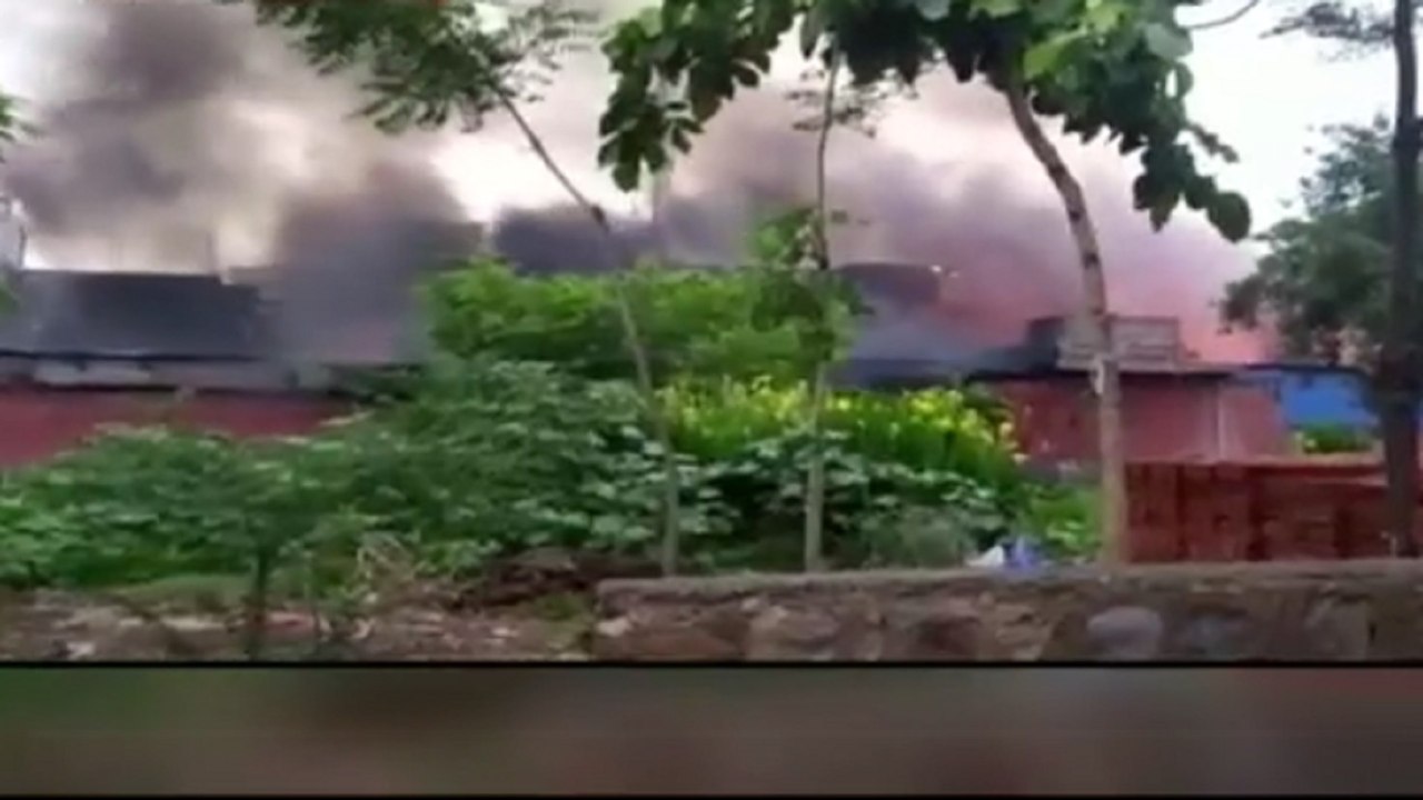 Video: Massive Fire at Haldiram Namkeen warehou...