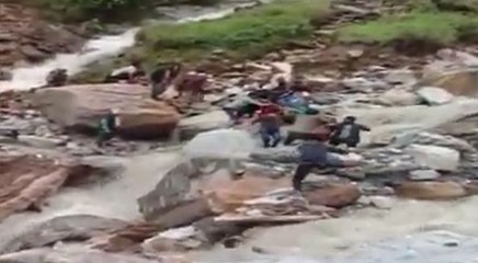लकड़ी से ग्रामीणों ने बना अस्थायी स्ट्रेचर, मरीज को पथरीले रास्ते से पहुंचाया अस्पताल