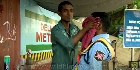 Road-side barber at work near Delhi Metro: old and new co-exist