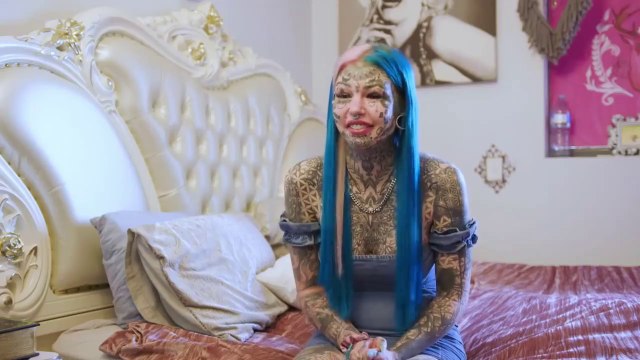 Elle dépense 120 000 dollars pour recouvrir son corps de tatouages