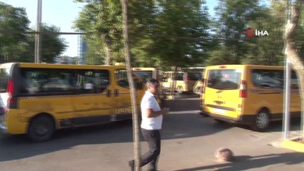 Taleplerinin gündeme gelmemesine tepki gösteren taksi dolmuşçuları, araçlarını İBB binası önüne bıraktı