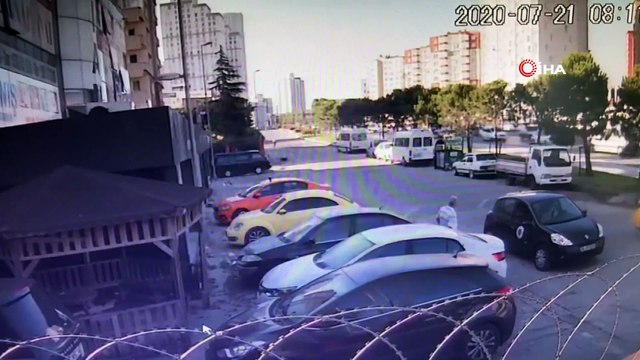 Servis aracını beklerken dehşeti yaşadı