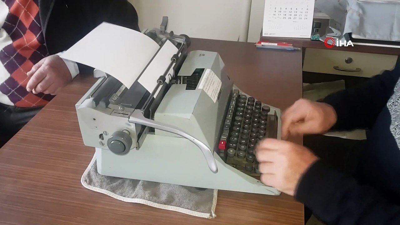 71 yaşındaki emekli zabıt katibi daktiloyla arzuhalcilik yapıyor