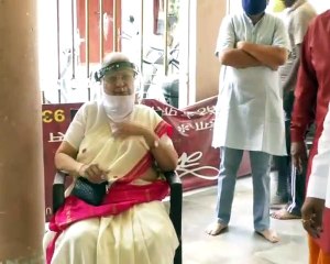 इंदौर में अच्छी बारिश के लिए पूर्व लोकसभा अध्यक्ष पहुंची इंद्रेश्वर महादेव को मनाने