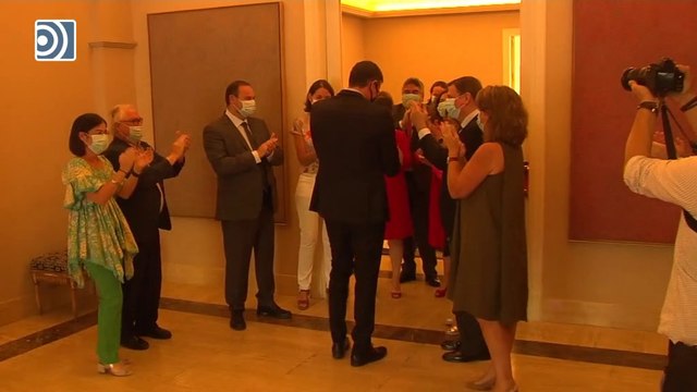Pedro Sánchez es recibido con aplausos por los ministros y miembros de su gabinete