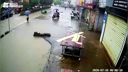 Passersby rescue cyclist who fell into deep flooded pit in northern China