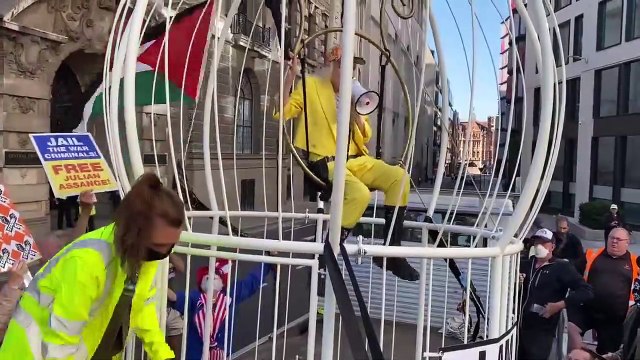 Modacı Vivienne Westwood'dan Wikileaks kurucusu Assange için 'kuş kafesli' eylem