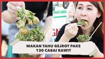 Gokil! Food Vlogger Ini Makan Tahu Gejrot Pake 130 Cabai Rawit