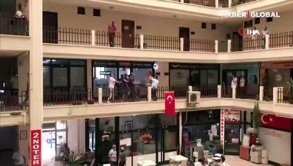 Noterde tekmeli yumruklu kavga etti