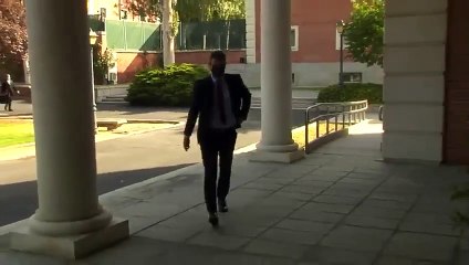Sánchez recibido entre aplausos de sus ministros al llegar a Moncloa