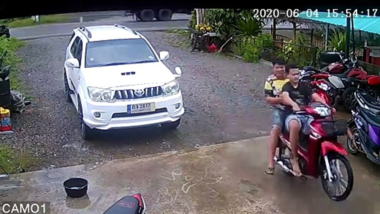 Motorcycle rider crashes while pulling into repair shop