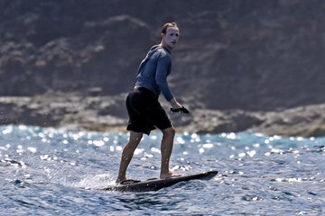 Mark Zuckerberg devient viral après avoir surfé avec beaucoup trop de crème solaire