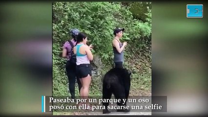 Paseaba por un parque y un oso posó con ella para sacarse una selfie