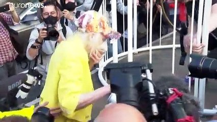 Schräger Vogel: Westwood für Julian Assange im Käfig