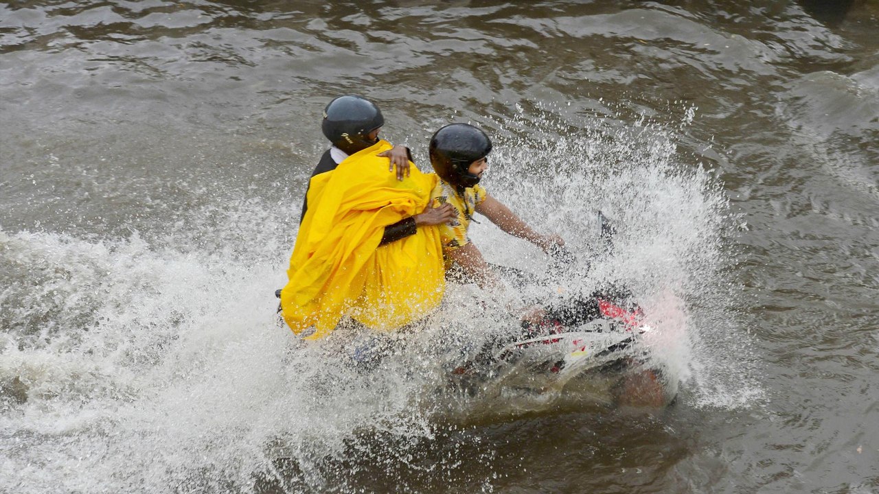 Heavy rainfall in Delhi-NCR brings down tempera...