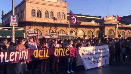 Kadınlar, erkek şiddetine karşı sokakta