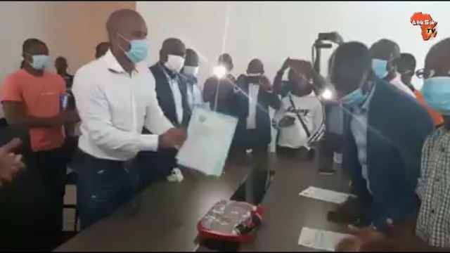 Les arbitres dissidents ont remis leur parrainage à Drogba