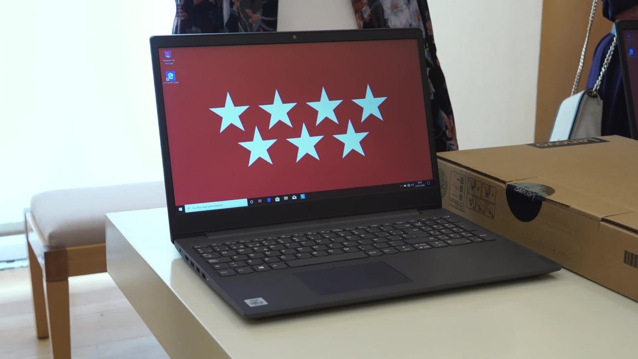 Ayuso agradece la donación de 1.500 ordenadores para alumnos sin recursos