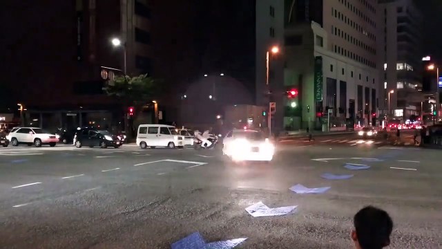 Des motards viennent narguer des policiers en pleine rue