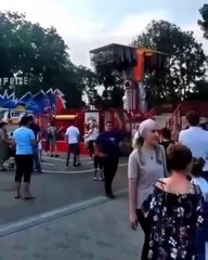 Ce manège se bloque et tout le monde reste la tête en bas