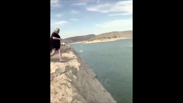 Cette femme a mis les petits plats dans les grands... plongeon ridicule et plat douloureux