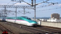 Japan Tohoku-Shinkansen Hayabusa et Komachi: les trains à grande vitesse au Japon / high-speed train passes Koriyama station
