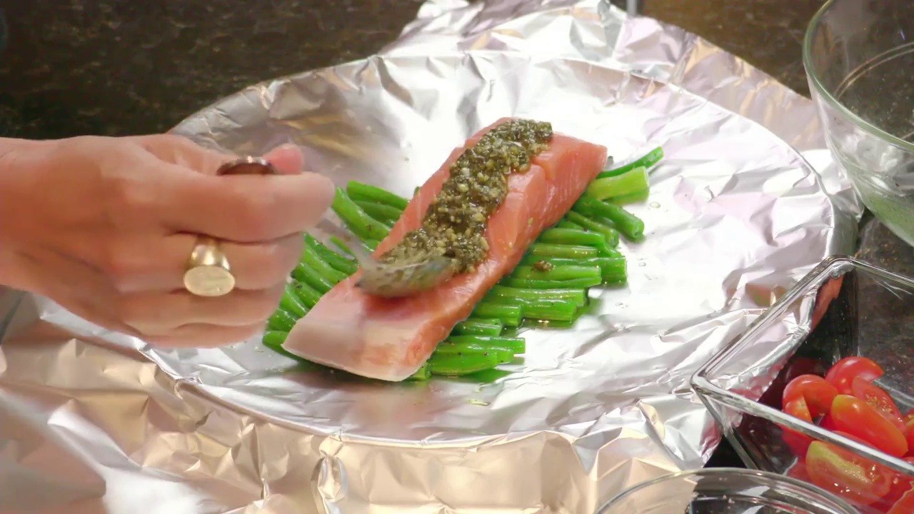 (S2E17) Pesto Salmon and Italian Veggies in Foil video Dailymotion