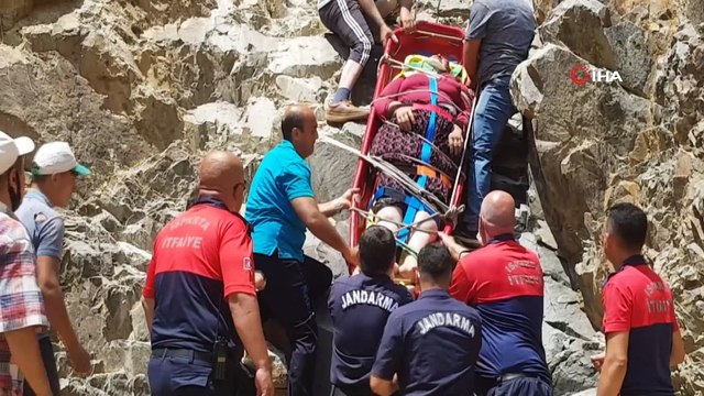 Uçurumdan yuvarlanan kamyonet hurdaya döndü... Kamyonette sıkışan çifti itfaiye ekipleri kurtardı