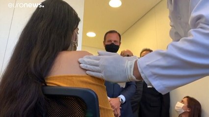 شاهد: أول متطوعة تحصل على لقاح صيني لكورونا في البرازيل