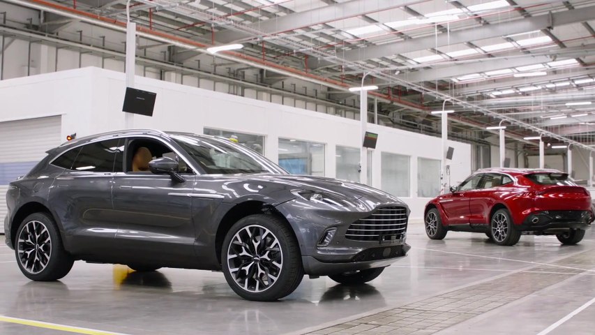 Aston Martin célèbre une étape importante avec la sortie du premier DBX de la chaîne de production