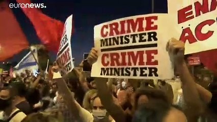 شاهد: من أمام منزله في القدس ..متظاهرون يطالبون باستقالة نتنياهو