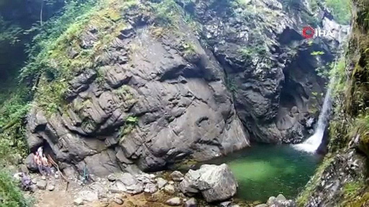 Uludağ’ın eteklerindeki doğal havuzlarda serinliyor
