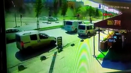 Sultangazi'de hafriyat kamyonu caddeyi savaş alanına çevirdi