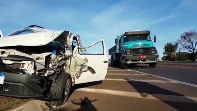 Forte colisão entre veículos é registrada na BR-277