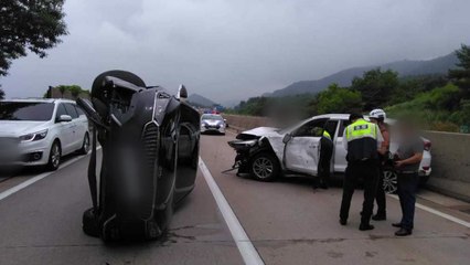 서해안고속도로에서 승용차가 SUV 추돌 후 전도 / YTN