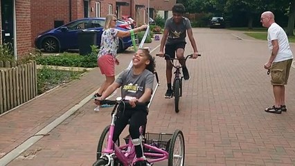 Kelis completes 20km cycling challenge