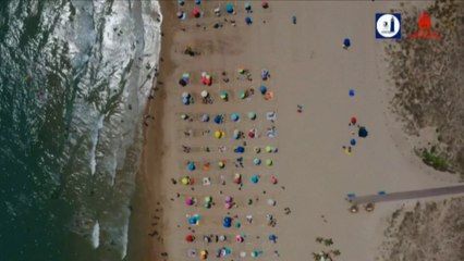 Coronavirus: à Valence, en Espagne, une plage divisée en parcelles pour assurer la distanciation sociale