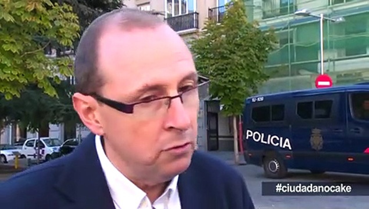Ciudadano Cake De profesión, diputado