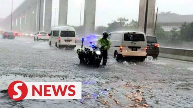 Flash floods on Damansara-Puchong Expressway (LDP)