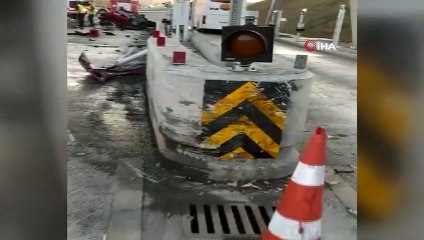 Otomobille gişelere çarpan uzman çavuş hayatını kaybetti