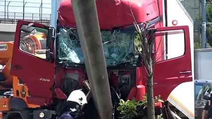 Kontrolden çıkan kamyon bariyere çarpıp trafik levhasını devirdi