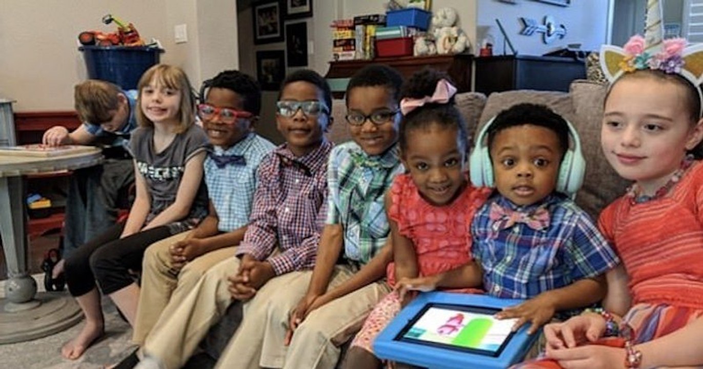 Un couple de Texans adopte une fratrie de cinq enfants pour qu'ils puissent vivre ensemble