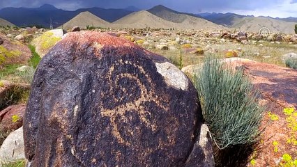 Lukisan Batu 4.000 Tahun Jadi Daya Pikat Turis