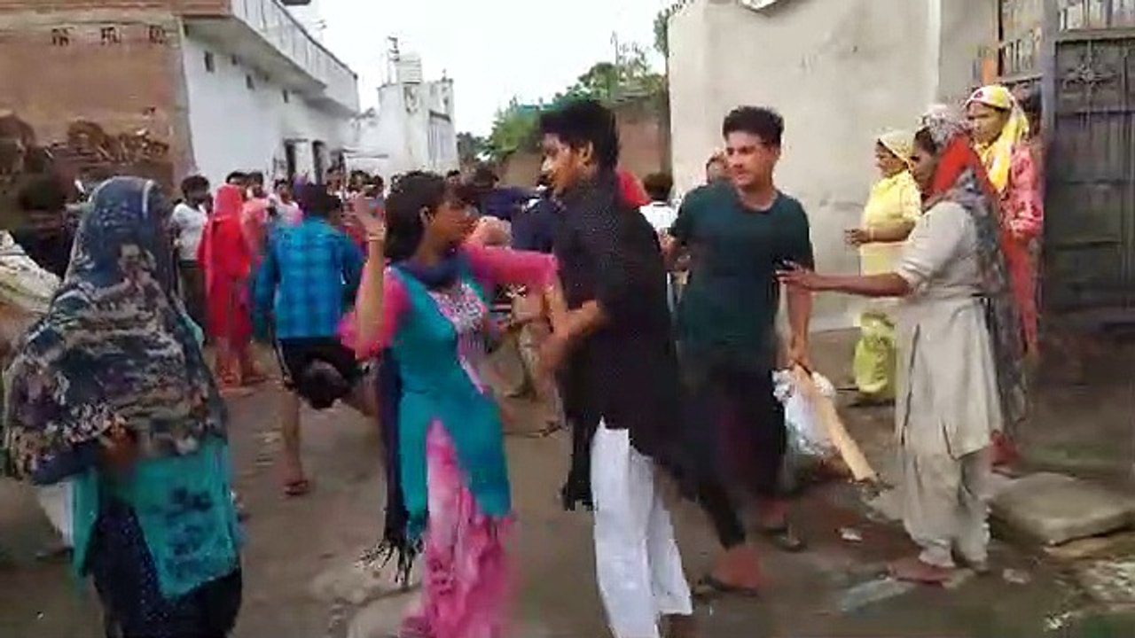 जमकर चले लाठी-डंडे, लात-घुसे, वीडियो वायरल